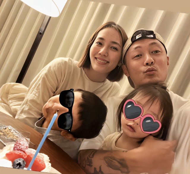 Bức ảnh "2 đôi chân trần" này từng khiến 1 nam diễn viên bị chỉ trích vuốt mặt không kịp!- Ảnh 1. Bức ảnh "2 đôi chân trần" này từng khiến 1 nam diễn viên bị chỉ trích vuốt mặt không kịp!- Ảnh 1.