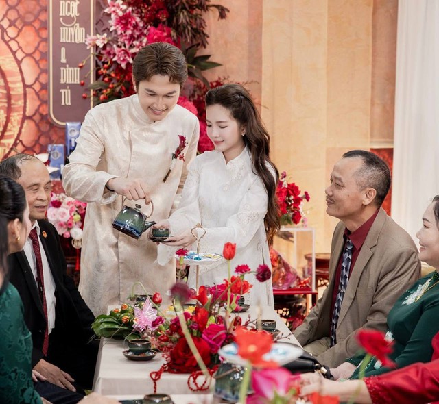 Lễ ăn hỏi Đình Tú - Ngọc Huyền: Cô dâu chú rể lộ diện quá đẹp đôi!- Ảnh 4.