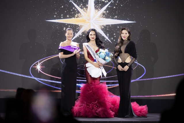 Hương Giang bật khóc nhận sash tại họp báo Miss Universe Vietnam, Hồ Ngọc Hà - Chi Pu và nửa showbiz ủng hộ hết mình- Ảnh 8.