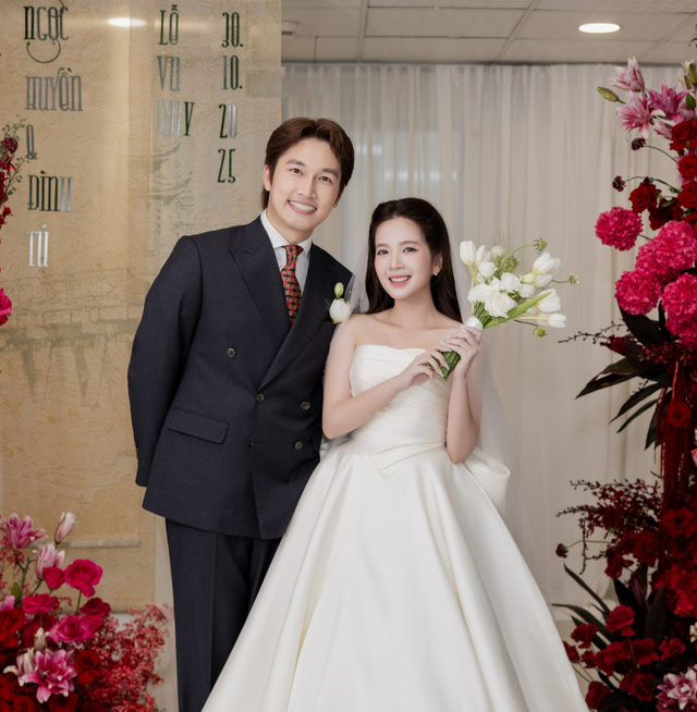 Lễ ăn hỏi Đình Tú - Ngọc Huyền: Cô dâu chú rể lộ diện quá đẹp đôi!- Ảnh 2.