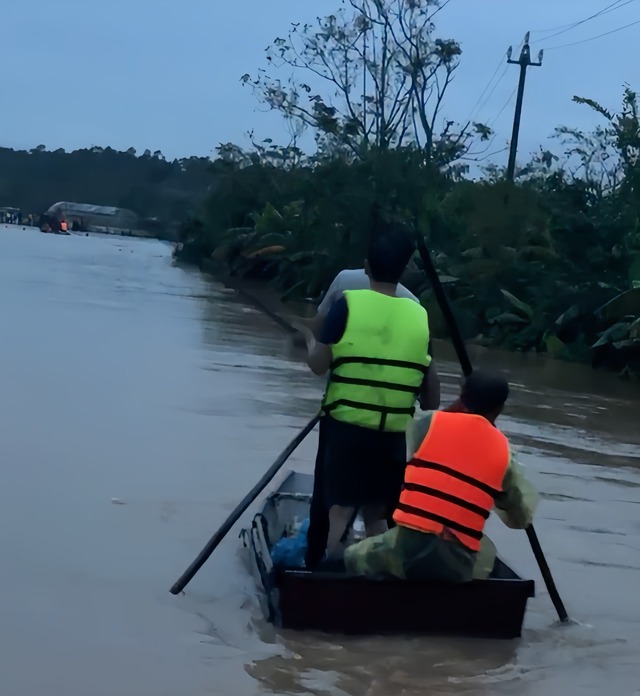 Hơn 100 người đang tìm kiếm bé gái 10 tuổi bị lũ cuốn- Ảnh 1. Hơn 100 người đang tìm kiếm bé gái 10 tuổi bị lũ cuốn- Ảnh 1.