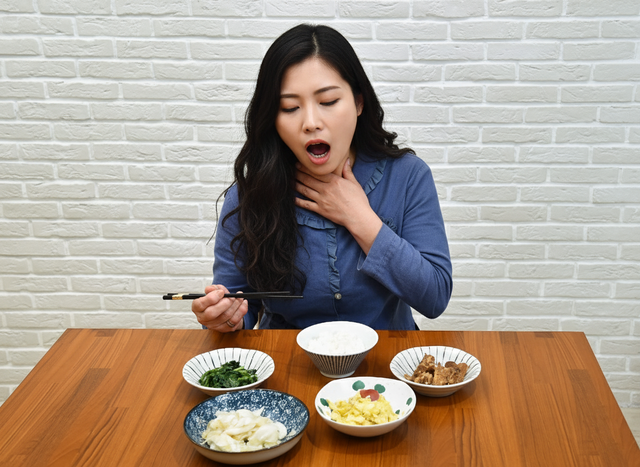 Không thể ngờ khó chịu này khi ăn lại là dấu hiệu ung thư giai đoạn 3, ai cũng từng trải qua trong đời!- Ảnh 2.