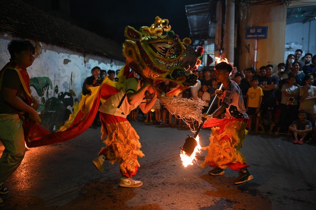 Hàng nghìn người đổ ra đường đón Trung thu, phố phường Hà Nội - TP.HCM náo nhiệt như trẩy hội- Ảnh 24.