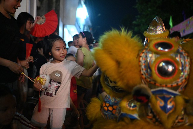 Hàng nghìn người đổ ra đường đón Trung thu, phố phường Hà Nội - TP.HCM náo nhiệt như trẩy hội- Ảnh 22.