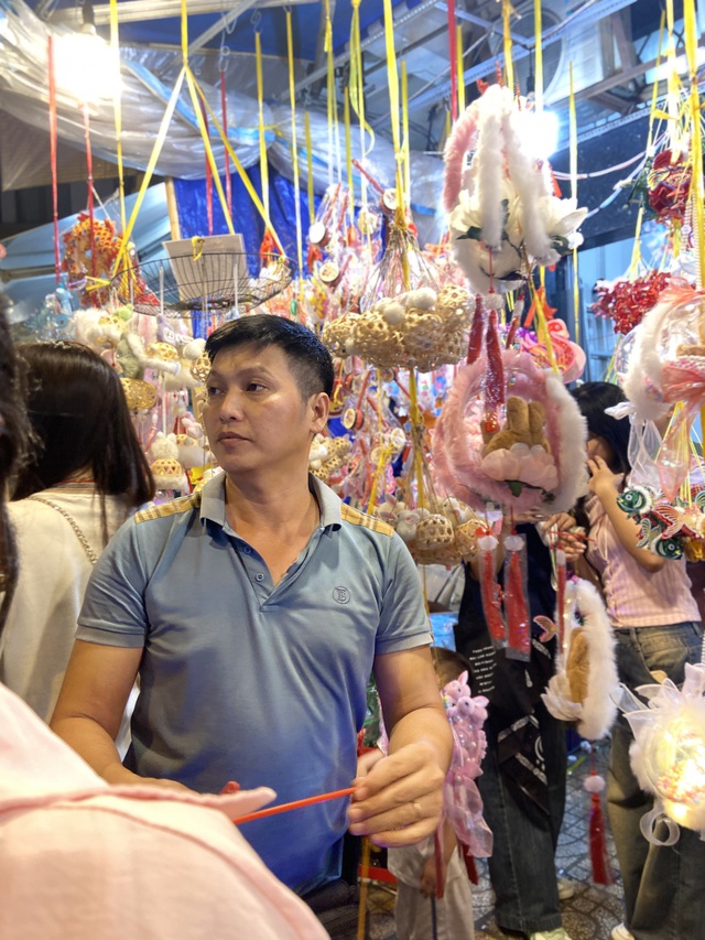Hàng nghìn người đổ ra đường đón Trung thu, phố phường Hà Nội - TP.HCM náo nhiệt như trẩy hội- Ảnh 12.