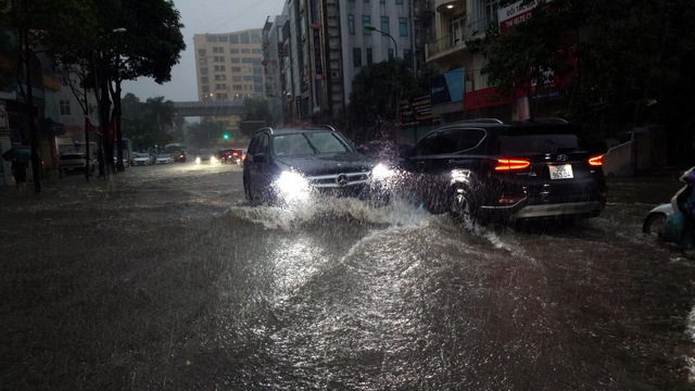 Hà Nội sáng 7/10: Hà Nội lại ngập kinh hoàng sau trận mưa dữ dội suốt đêm, người dân bàng hoàng- Ảnh 30.
