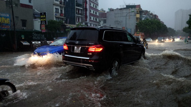 Hà Nội sáng 7/10: Hà Nội lại ngập kinh hoàng sau trận mưa dữ dội suốt đêm, người dân bàng hoàng- Ảnh 29.