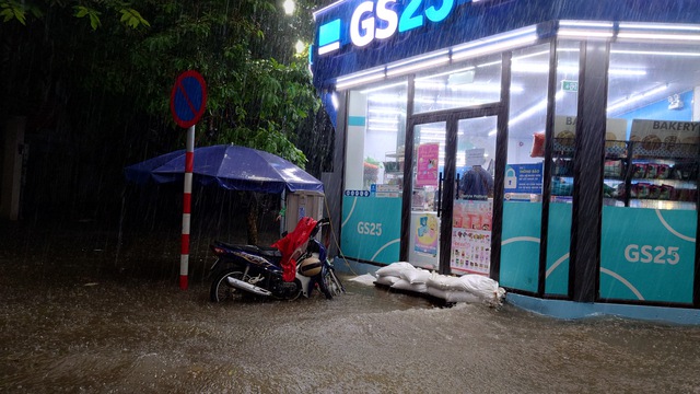 Hà Nội sáng 7/10: Hà Nội lại ngập kinh hoàng sau trận mưa dữ dội suốt đêm, người dân bàng hoàng- Ảnh 31.