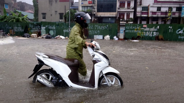 Hà Nội sáng 7/10: Hà Nội lại ngập kinh hoàng sau trận mưa dữ dội suốt đêm, người dân bàng hoàng- Ảnh 40.
