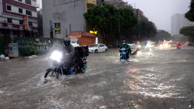Hà Nội sáng 7/10: Hà Nội lại ngập kinh hoàng sau trận mưa dữ dội suốt đêm, người dân bàng hoàng- Ảnh 37.