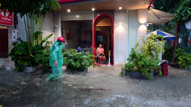 Mưa dữ dội suốt đêm, Hà Nội lại ngập kinh hoàng ở nhiều tuyến phố- Ảnh 4.