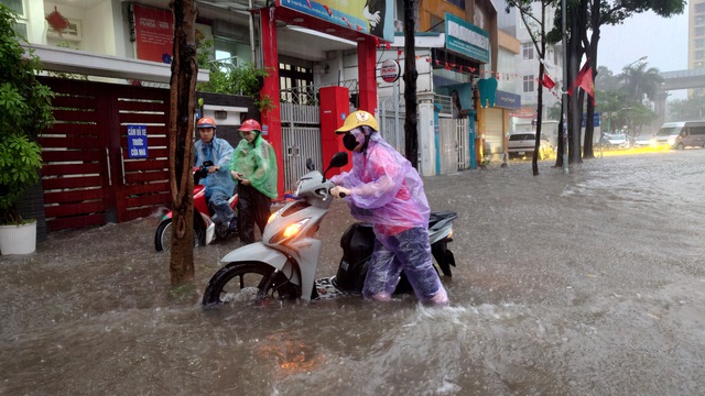 Hà Nội sáng 7/10: Hà Nội lại ngập kinh hoàng sau trận mưa dữ dội suốt đêm, người dân bàng hoàng- Ảnh 35.