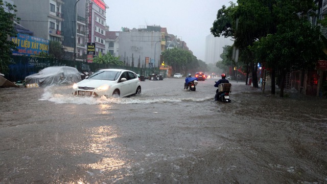 Hà Nội sáng 7/10: Hà Nội lại ngập kinh hoàng sau trận mưa dữ dội suốt đêm, người dân bàng hoàng- Ảnh 34.
