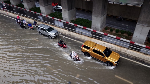 Hà Nội sáng 7/10: Mưa dữ dội gây ngập hơn 70 điểm, xe chết máy la liệt trên các phố- Ảnh 11.