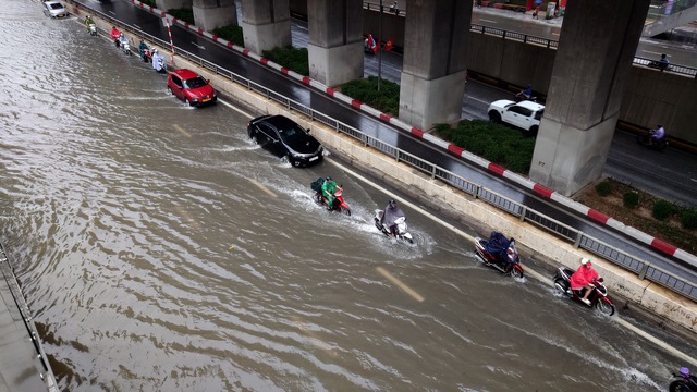 Hà Nội sáng 7/10: Mưa dữ dội gây ngập hơn 70 điểm, xe chết máy la liệt trên các phố- Ảnh 14.