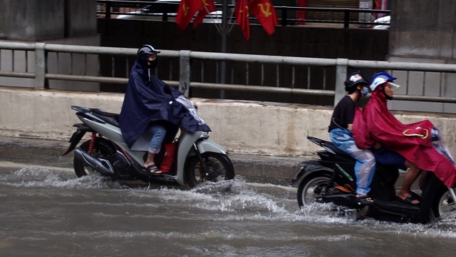 Hà Nội sáng 7/10: Mưa dữ dội gây ngập hơn 70 điểm, xe chết máy la liệt trên các phố- Ảnh 16.