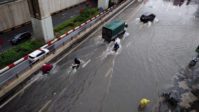 Hà Nội sáng 7/10: Mưa dữ dội gây ngập hơn 70 điểm, xe chết máy la liệt trên các phố- Ảnh 13.