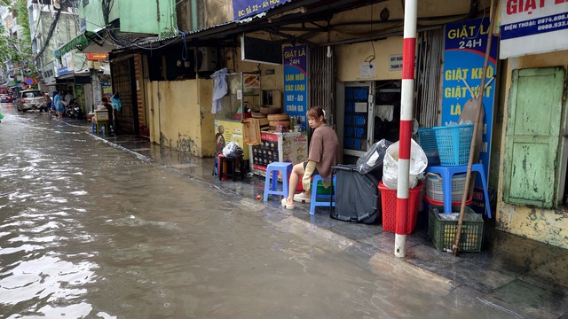 Hà Nội sáng 7/10: Mưa dữ dội gây ngập hơn 70 điểm, xe chết máy la liệt trên các phố- Ảnh 25.