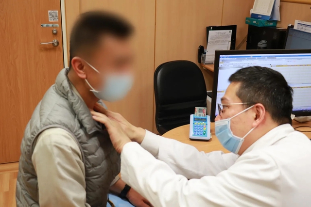 Chàng trai rất khỏe mạnh bỗng phát hiện u tuyến giáp, bác sĩ nói: Thấy 4 thứ này ở cổ phải khám ngay!- Ảnh 1.