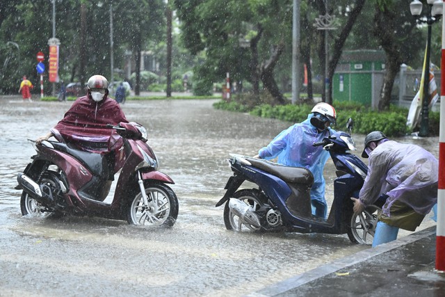 Hà Nội sáng 7/10: Hà Nội lại ngập kinh hoàng sau trận mưa dữ dội suốt đêm, người dân bàng hoàng- Ảnh 27.