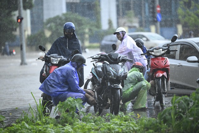 Hà Nội sáng 7/10: Hà Nội lại ngập kinh hoàng sau trận mưa dữ dội suốt đêm, người dân bàng hoàng- Ảnh 28.
