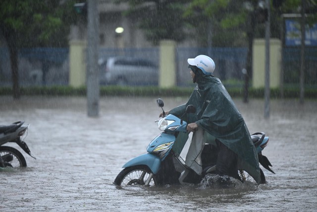 Hà Nội sáng 7/10: Hà Nội lại ngập kinh hoàng sau trận mưa dữ dội suốt đêm, người dân bàng hoàng- Ảnh 26.