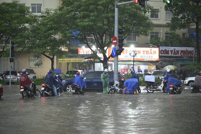 Hà Nội sáng 7/10: Hà Nội lại ngập kinh hoàng sau trận mưa dữ dội suốt đêm, người dân bàng hoàng- Ảnh 17.