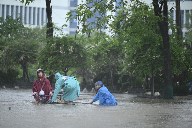Hà Nội sáng 7/10: Hà Nội lại ngập kinh hoàng sau trận mưa dữ dội suốt đêm, người dân bàng hoàng- Ảnh 18.