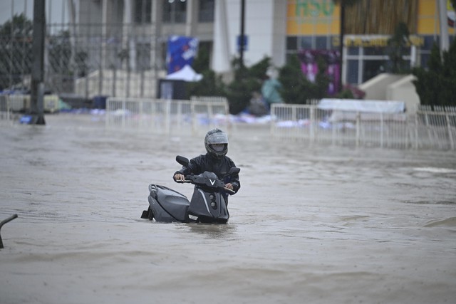Hà Nội sáng 7/10: Hà Nội lại ngập kinh hoàng sau trận mưa dữ dội suốt đêm, người dân bàng hoàng- Ảnh 7.