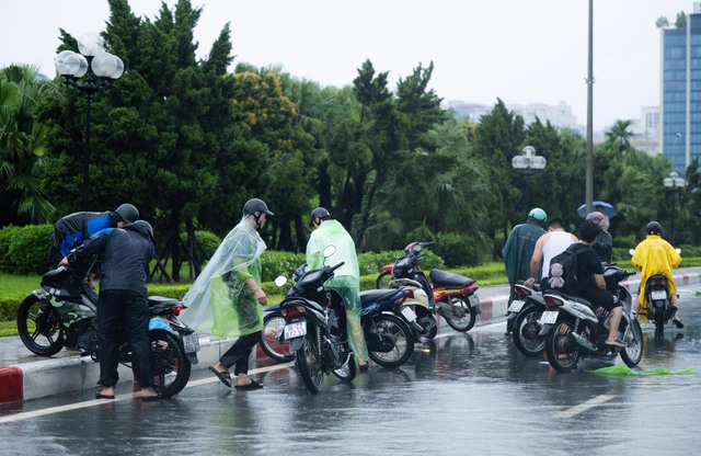 Hà Nội: Trời ngớt mưa nhưng vẫn còn hơn 100 điểm ngập, xe chết máy la liệt trên các phố- Ảnh 1.