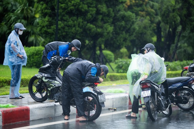 Hà Nội: Trời ngớt mưa nhưng vẫn còn hơn 100 điểm ngập, xe chết máy la liệt trên các phố- Ảnh 2.
