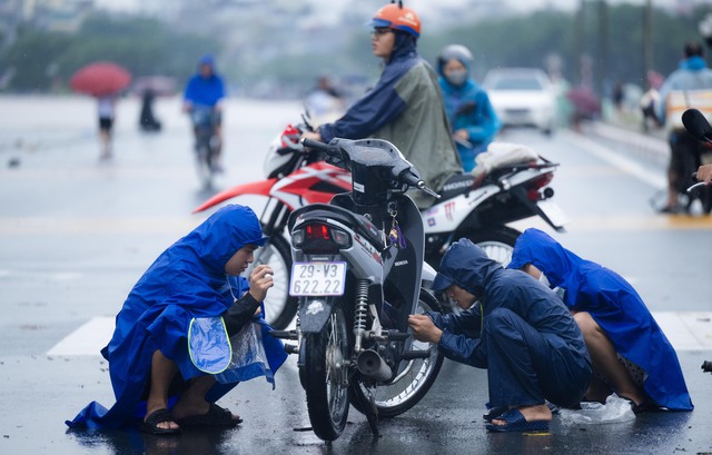Hà Nội: Trời ngớt mưa nhưng vẫn còn hơn 100 điểm ngập, xe chết máy la liệt trên các phố- Ảnh 3.