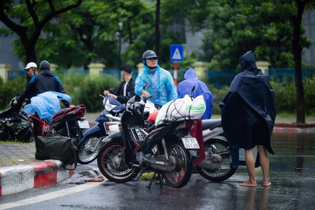 Hà Nội: Trời ngớt mưa nhưng vẫn còn hơn 100 điểm ngập, xe chết máy la liệt trên các phố- Ảnh 4.