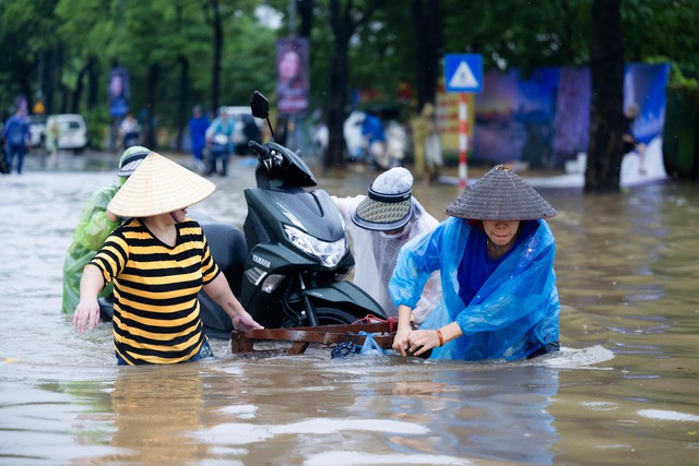Hà Nội: Trời ngớt mưa nhưng vẫn còn hơn 100 điểm ngập, xe chết máy la liệt trên các phố- Ảnh 5.
