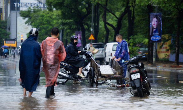Hà Nội: Trời ngớt mưa nhưng vẫn còn hơn 100 điểm ngập, xe chết máy la liệt trên các phố- Ảnh 6.
