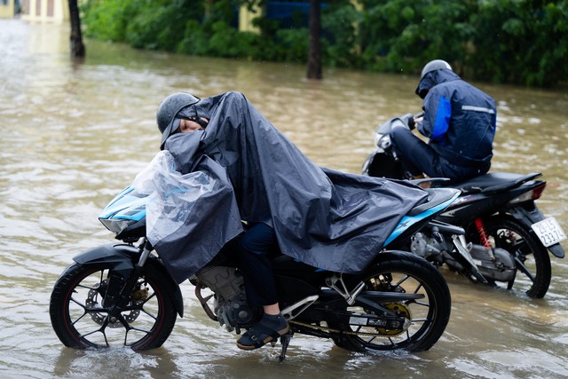 Hà Nội: Trời ngớt mưa nhưng vẫn còn hơn 100 điểm ngập, xe chết máy la liệt trên các phố- Ảnh 7.