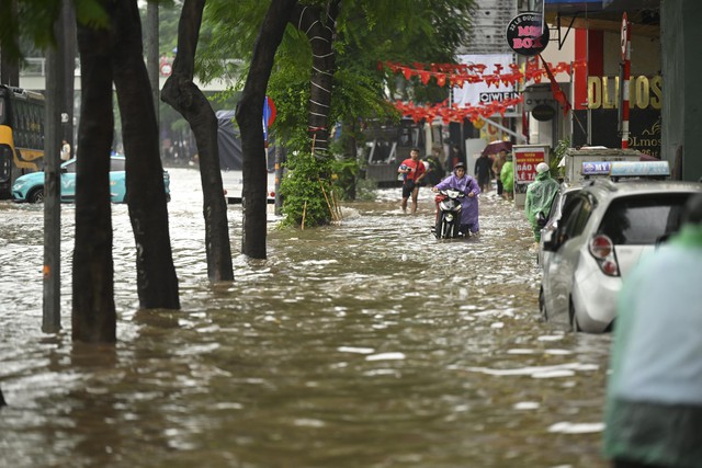 Hà Nội sáng 7/10: Mưa dữ dội gây ngập hơn 70 điểm, xe chết máy la liệt trên các phố- Ảnh 7.