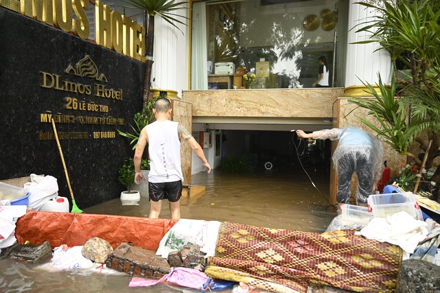 Hà Nội sáng 7/10: Mưa dữ dội gây ngập hơn 70 điểm, xe chết máy la liệt trên các phố- Ảnh 10.