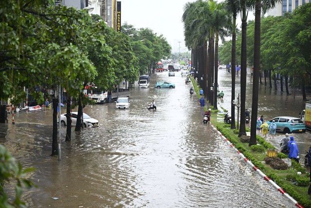 Hà Nội sáng 7/10: Mưa dữ dội gây ngập hơn 70 điểm, xe chết máy la liệt trên các phố- Ảnh 1.