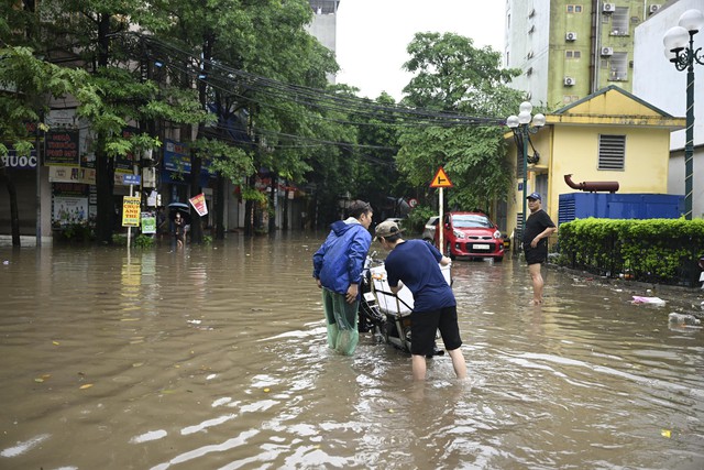 Hà Nội sáng 7/10: Mưa dữ dội gây ngập hơn 70 điểm, xe chết máy la liệt trên các phố- Ảnh 3.