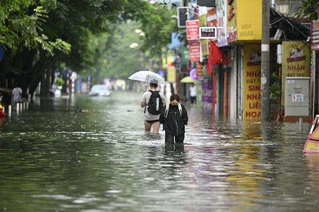 Hà Nội sáng 7/10: Mưa dữ dội gây ngập hơn 70 điểm, xe chết máy la liệt trên các phố- Ảnh 12.