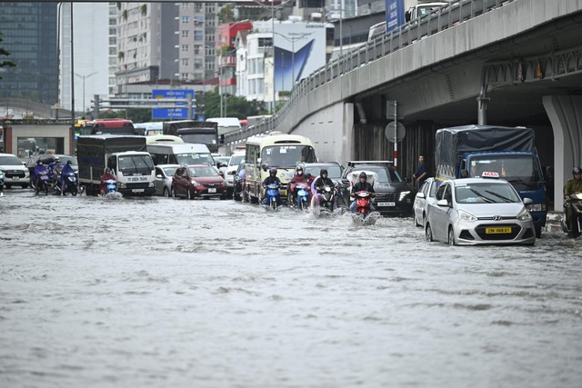 Hà Nội sáng 7/10: Mưa dữ dội gây ngập hơn 70 điểm, xe chết máy la liệt trên các phố- Ảnh 1.