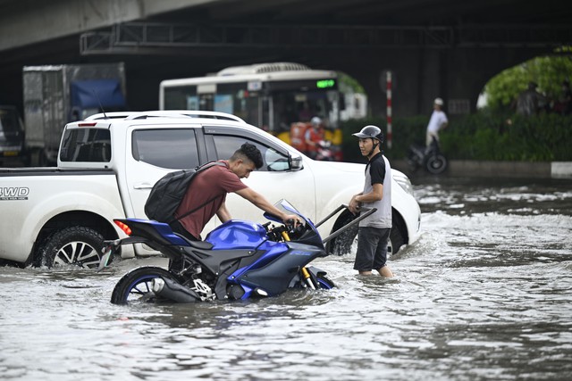 Hà Nội: Trời ngớt mưa nhưng vẫn còn hơn 100 điểm ngập, xe chết máy la liệt trên các phố- Ảnh 1.
