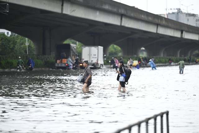 Hà Nội: Trời ngớt mưa nhưng vẫn còn hơn 100 điểm ngập, xe chết máy la liệt trên các phố- Ảnh 4.
