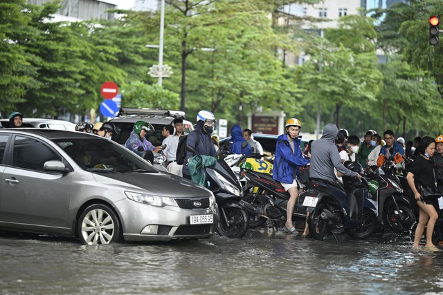 Hà Nội: Trời ngớt mưa nhưng vẫn còn hơn 100 điểm ngập, xe chết máy la liệt trên các phố- Ảnh 5.