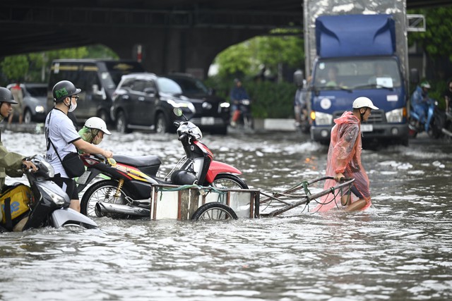 Hà Nội: Trời ngớt mưa nhưng vẫn còn hơn 100 điểm ngập, xe chết máy la liệt trên các phố- Ảnh 3.