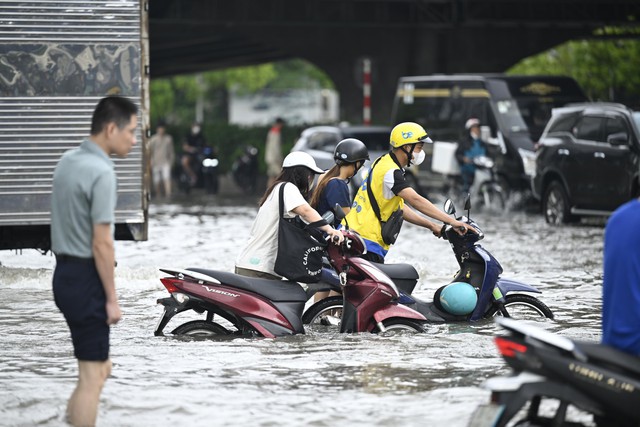 Hà Nội: Trời ngớt mưa nhưng vẫn còn hơn 100 điểm ngập, xe chết máy la liệt trên các phố- Ảnh 2.