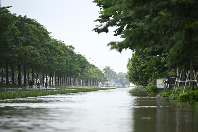 Hà Nội: Trời ngớt mưa nhưng vẫn còn hơn 100 điểm ngập, xe chết máy la liệt trên các phố- Ảnh 6.