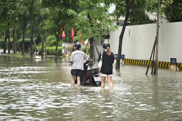Hà Nội: Trời ngớt mưa nhưng vẫn còn hơn 100 điểm ngập, xe chết máy la liệt trên các phố- Ảnh 5.