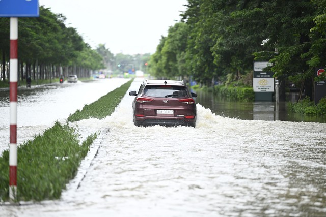 Hà Nội: Trời ngớt mưa nhưng vẫn còn hơn 100 điểm ngập, xe chết máy la liệt trên các phố- Ảnh 4.